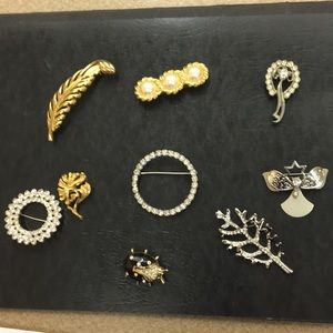 Bundle of vintage brooches